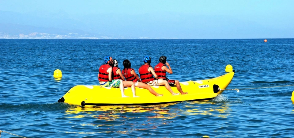 Parcourez la Méditerranée en bateau banane 