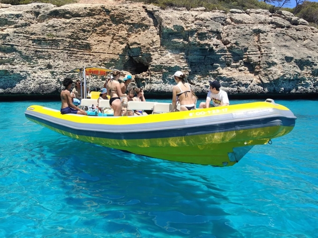  Boata a motore 