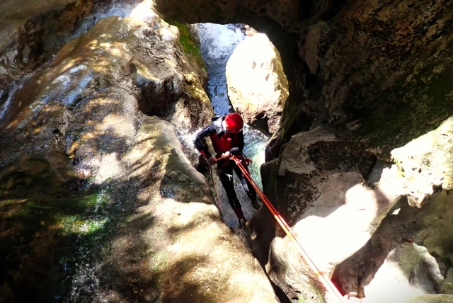 Practicando rappel durante el descenso