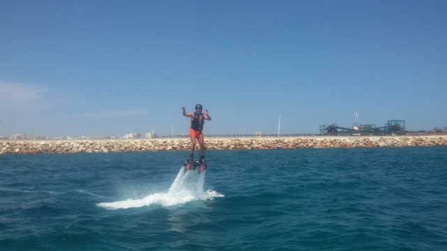  举起双手做 Flyboard