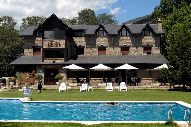  Godersi la piscina 