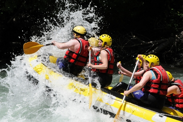 Surfer sur les eaux vives en rafting 