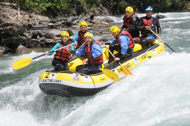  Rafting in rapide