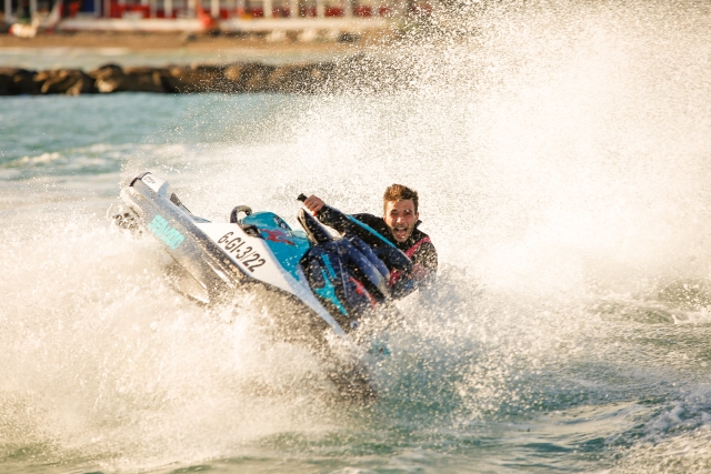 Conduciendo moto de agua por Puerto Banúa