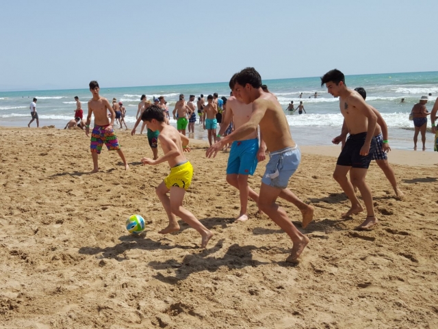 jugando al fútbol en la playa de Torrevieja