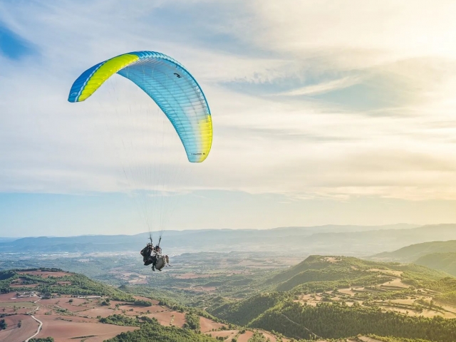  Zusammen mit dem Fluglehrer auf dem Gleitschirm fliegen 