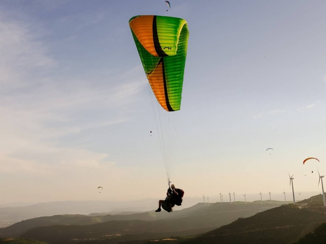 Gleitschirmfliegen zwischen Windmühlen 