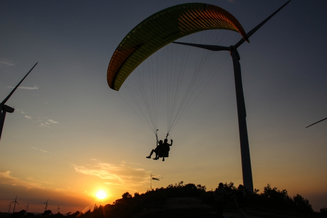 Sie können auch bei Sonnenuntergang Gleitschirmfliegen genießen 