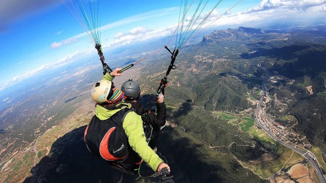  Parapendio sopra le montagne 