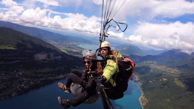  Impressionante volo in parapendio 