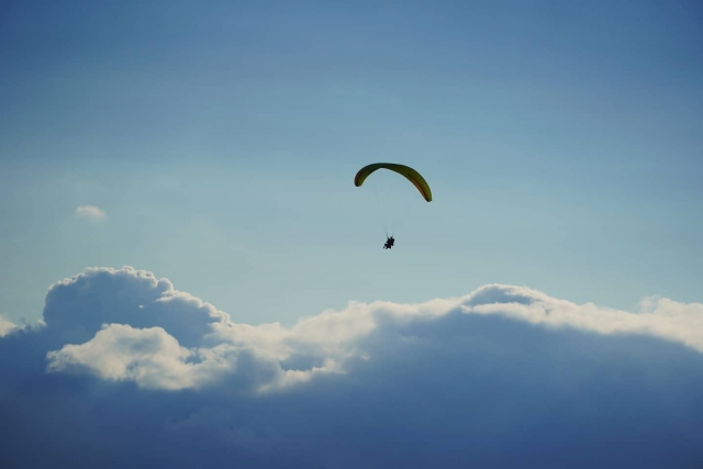  Sopra le nuvole con il parapendio 