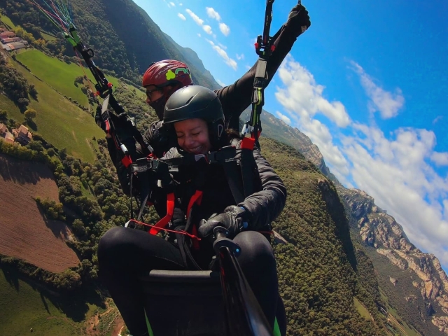  Akrobatischer Gleitschirmflug in Igualada 