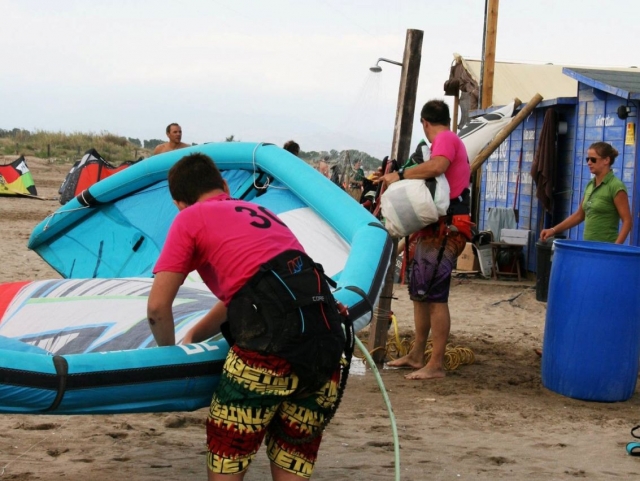  Zusammenbau der Kitesurf-Ausrüstung am Strand 