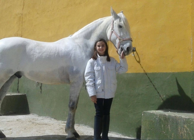  Ragazza con cavallo bianco 