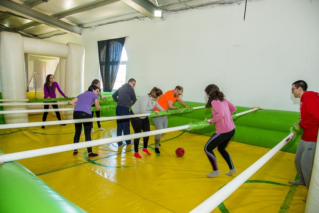  Jouer au baby-foot humain 