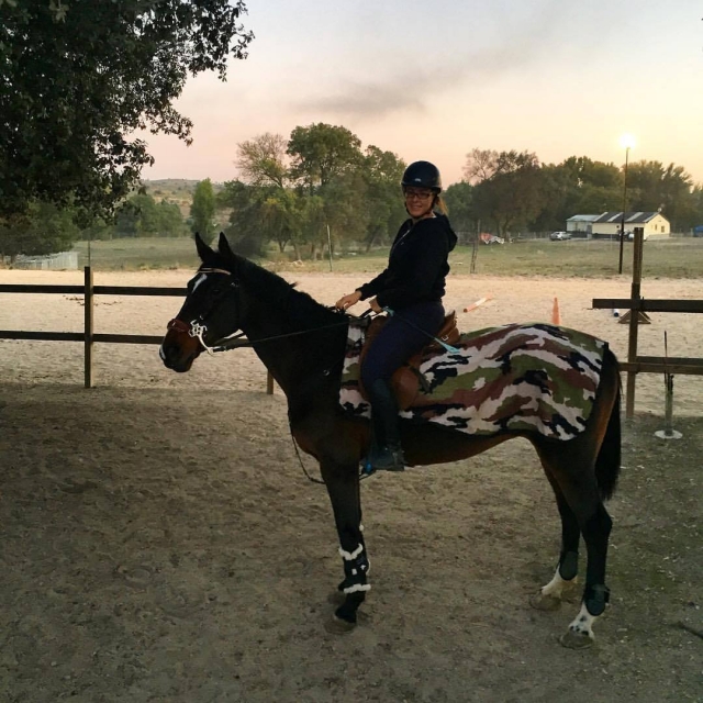 Preparada para ruta a caballo