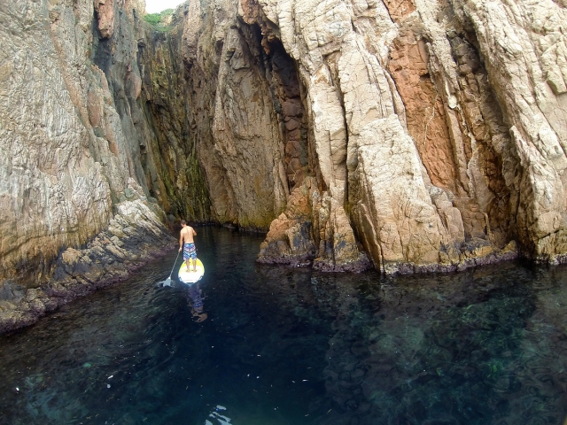  ragazzo scogliera e grotta. 