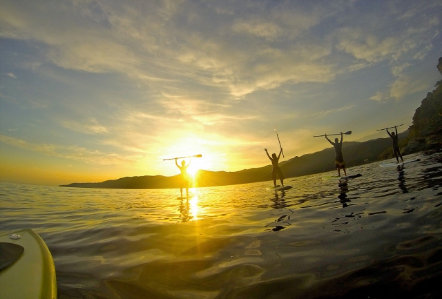 bras levés au coucher du soleil 