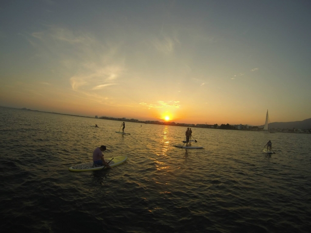  groupe paddle surf au coucher du soleil 