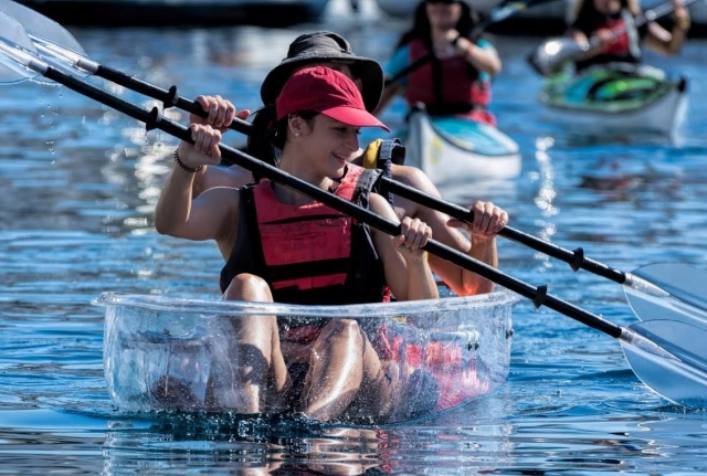 Ragazze nel kayak trasparente 