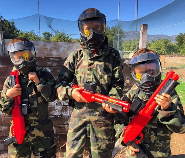 Ninos  con equipamiento infantil