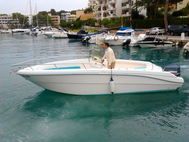 Barca a motore in porto 