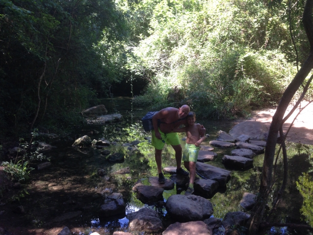 Cruzando el río juntos