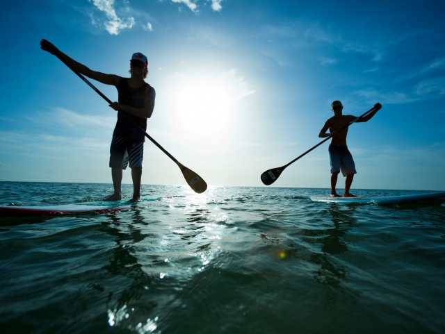 Amici di paddle surf in Catalogna 