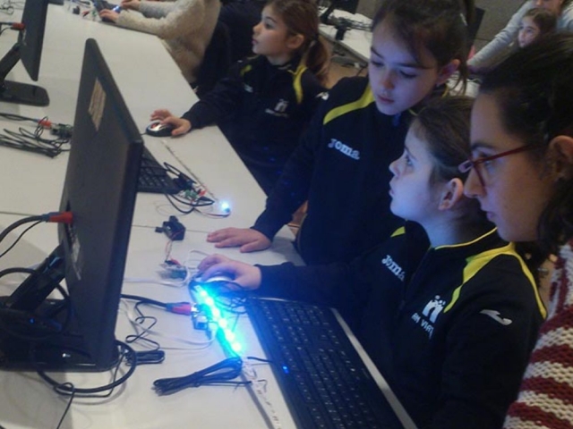 Un grupo de niñas interesadas en conocer los entresijos de Minecraft