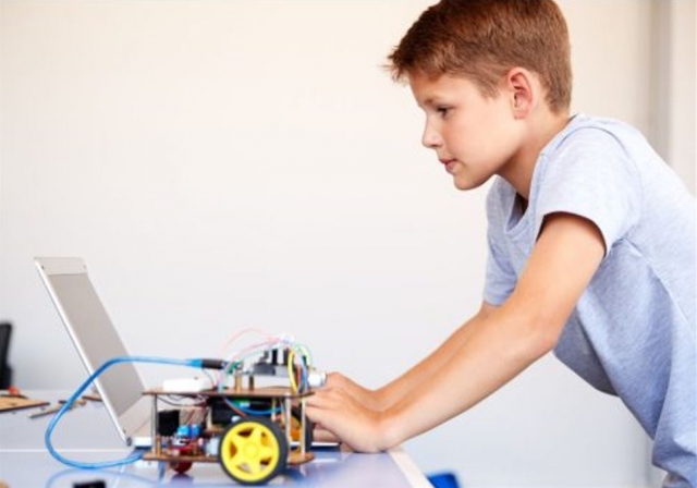  Uma criança na frente da tela do computador aprendendo outras habilidades