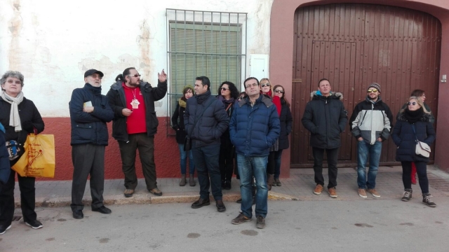Grupo atendiendo al guia
