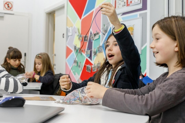  It is important that you raise your hand if you have any questions so that our teacher can resolve it as soon as possible 