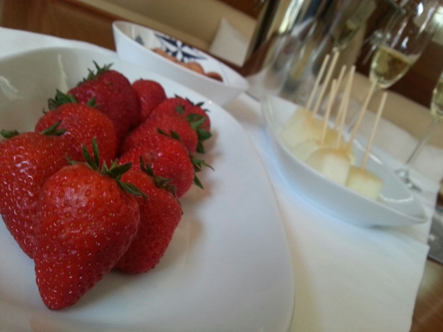  Erdbeeren auf dem Teller 
