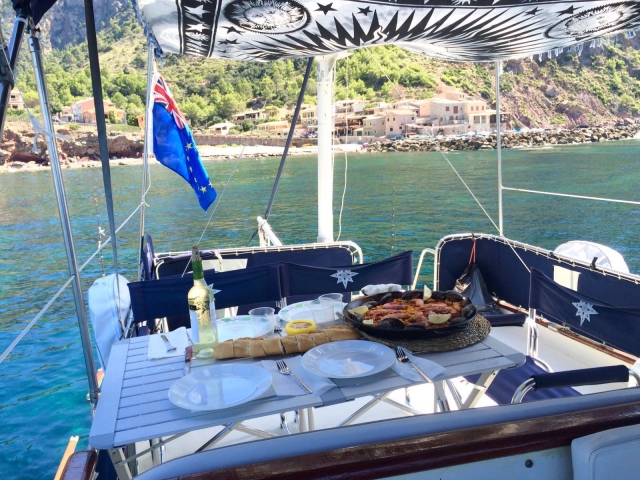  La tavola preparata sulla barca 