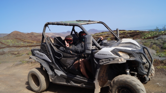  Pilota un buggy a due posti a Lanzarote 