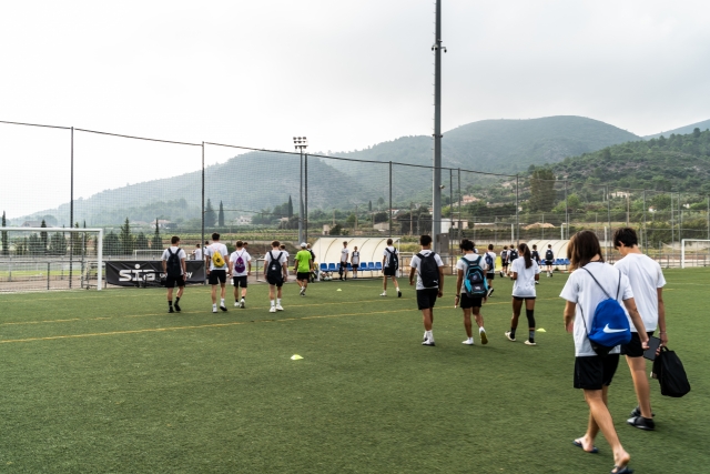 Niños llegando al entrenamiento