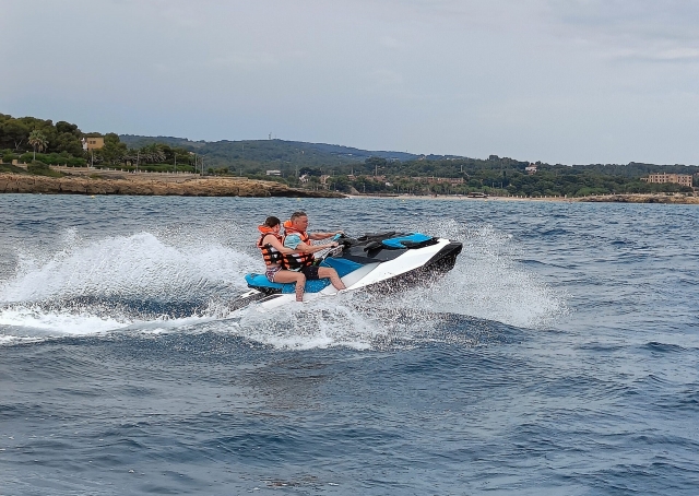 Padre e hija en las motos de agua