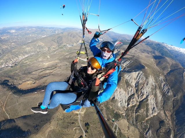 Volando en parapente por Sierra Nevada