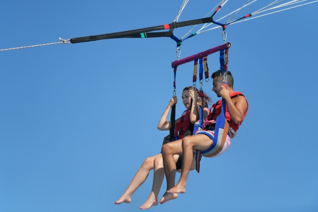 Pareja en el parasailing