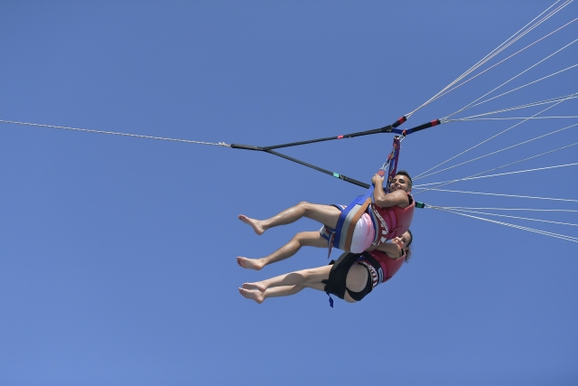 Pareja en el parasailing
