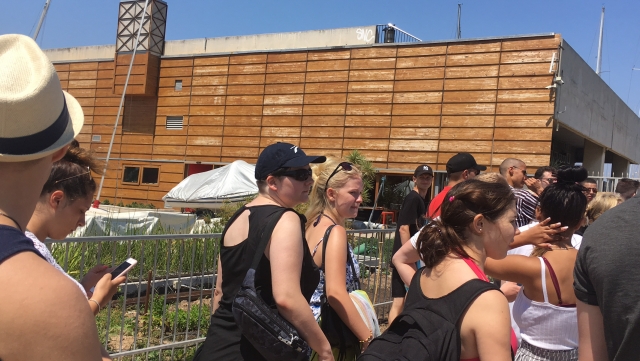  Gruppe von Freunden auf Partyboot Barcelona 