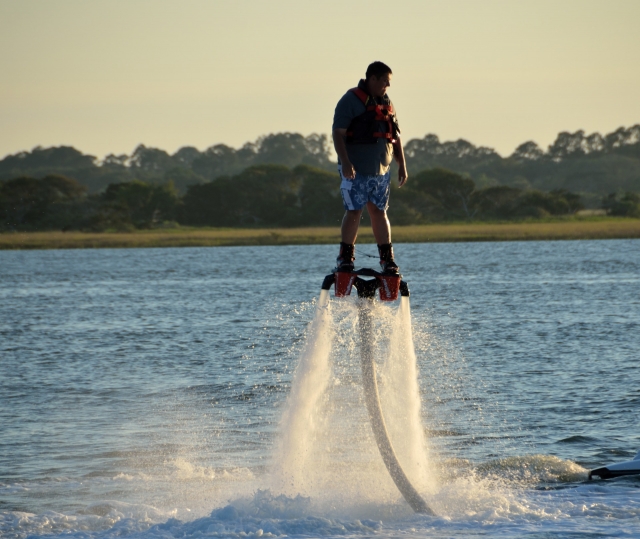  S'élever au-dessus de l'eau avec flyboard 