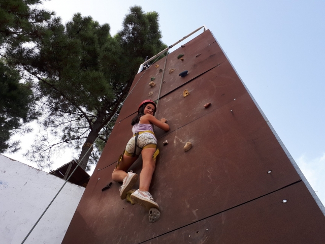  Escalade de filles en mur d'escalade 