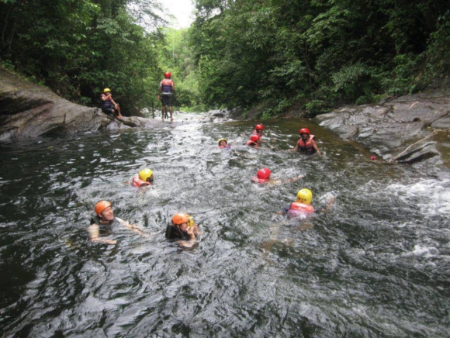  Nuoto nel fiume 