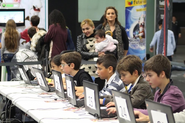  A group of willing students horizontally attentive to the computer screen 