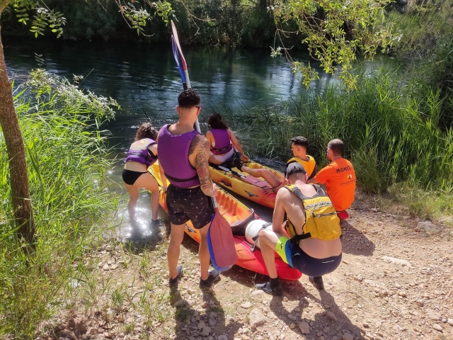 Colocando el kayak en la orilla