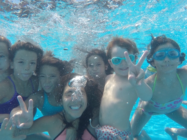 Abaixo a água da piscina