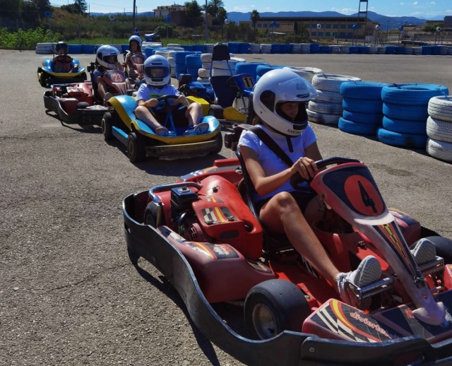 Disfrutando de una carrera de go go go go go go go go go go go go-go-go-go-karts