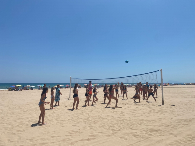 Jugando al voley duranle el campamento