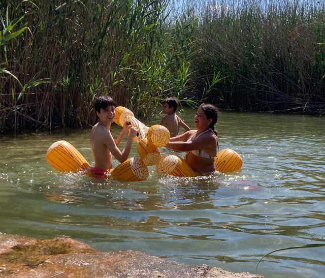 Nilños divirtiéndose duranle las actividades acuáticas